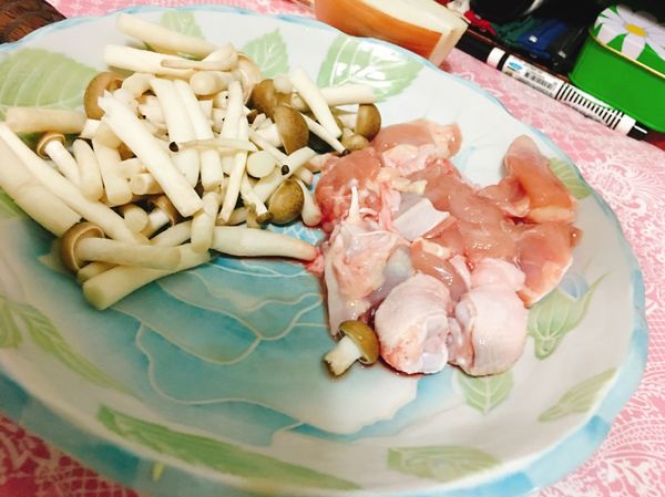 蒜頭稍微拍打，雞腿切塊，可隨自己喜好加入蔬菜