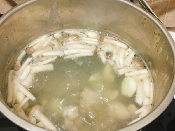 再將剩下食材加入滾煮入味