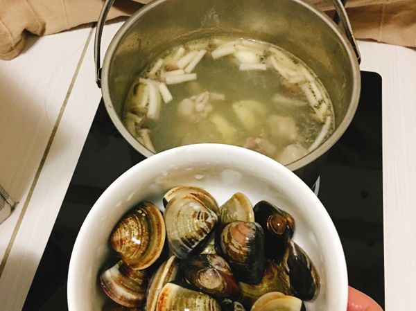 待所有食物滾煮入味後加入蛤蜊