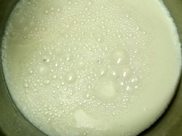 準備1000ml無糖豆漿
倒入鍋中加熱
加入一包布丁豆花粉
攪拌（火不要大 以免鍋底燒焦）
滾後關火
過濾2次 （泡沫可撈掉）
放涼後 在拿去冰箱