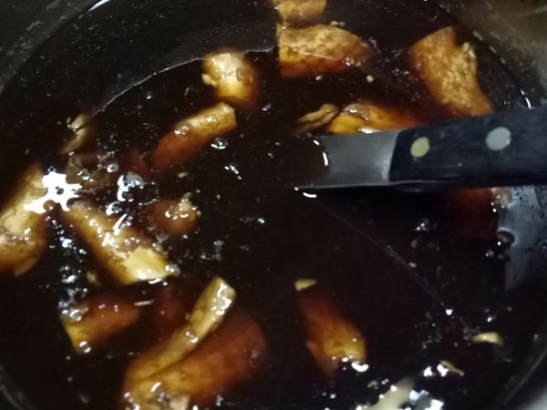 薑母黑糖水 （比例依個人喜好）

薑母切片後用菜刀輕壓
鍋子放入200ml （可多）水
再放入薑母煮滾 約10-15分鐘
再加入黑糖煮滾
放到冷卻（以免布丁豆花溶解）