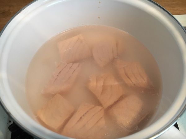 去腥味處理步驟1：
水滾後將鮭魚放入滾水裡，
即刻關火等待15秒後撈起。

＊這樣做法可保留鮭魚的鮮甜又可去腥味。