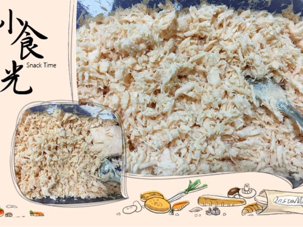 利用湯匙將煮好的鮭魚壓碎分裝冰冷凍，
若寶寶還不會咀嚼，
可用攪碎機打細一點。