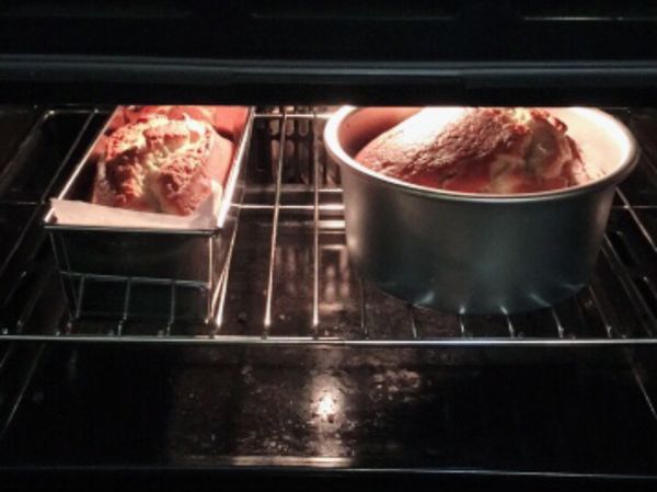 將烤模敲一敲讓氣體跑出後，放入烤箱180度烤30-35mins，剛烤10分鐘後可先在麵糊上端畫上一刀🔪增加美感(˶‾᷄ ⁻̫ ‾᷅˵)，約烤30分後插入筷子🥢，不沾黏後即可出爐唷！