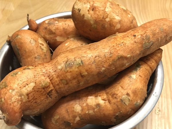 地瓜洗淨，放冰箱冷凍約45分鐘。