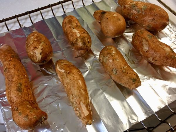 烤箱200度，預熱5分鐘；烤盤鋪錫箔紙，放上冷凍地瓜。