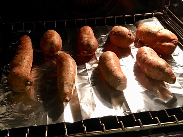 冷凍地瓜放入烤箱，200度烤30分鐘，關掉烤箱後，再用餘溫悶個5-10分鐘。