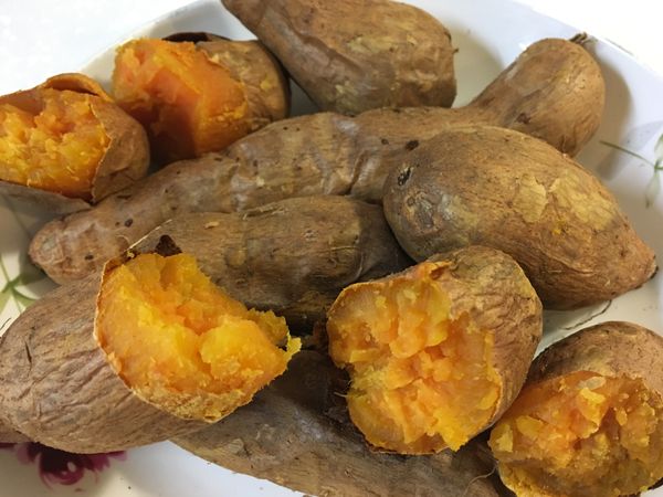 皮肉分離，香噴噴的烤地瓜完成囉！