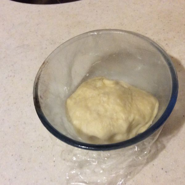 水油皮材料全混在一起揉到三光，蓋上包鮮膜，醒30分鐘