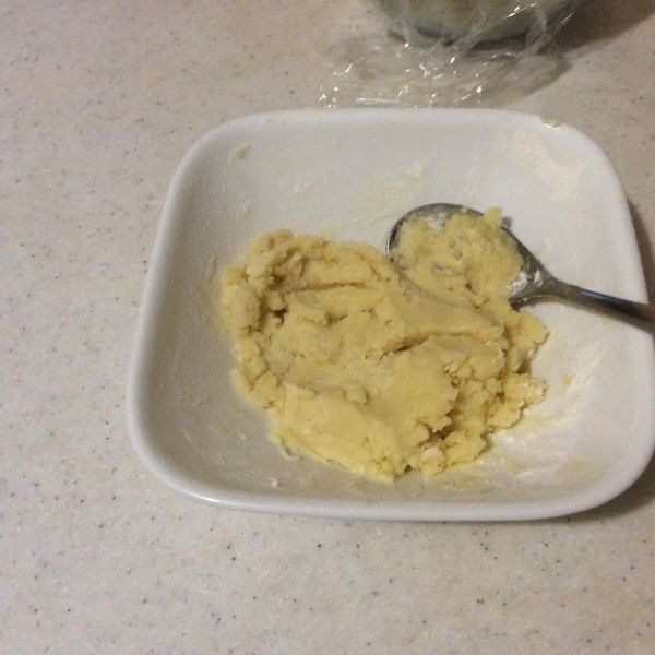 酥皮的低粉與油拌勻