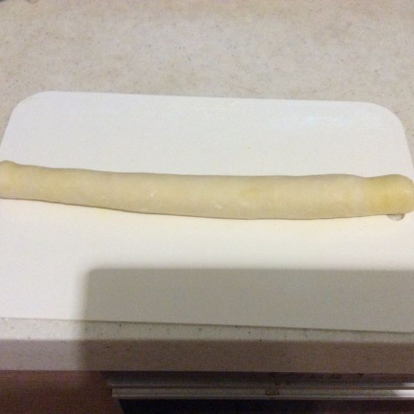 再擀成長方型，捲成長條