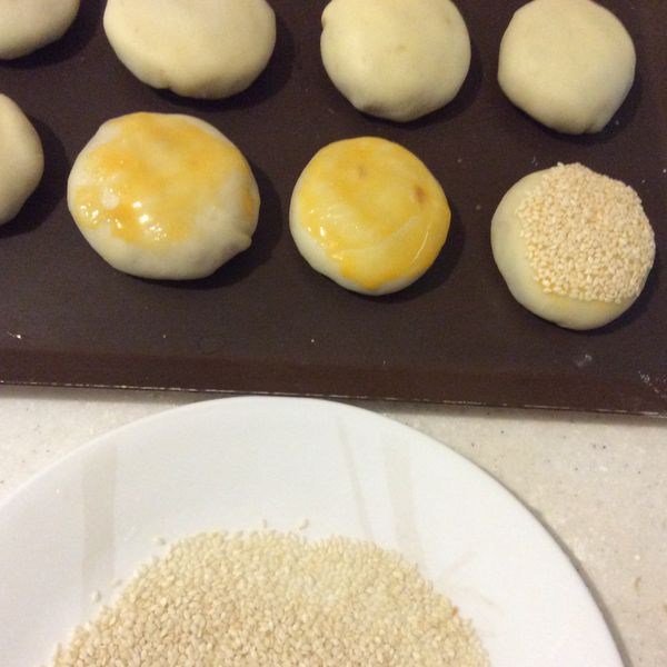 擀皮、將竽泥、肉鬆、蔴薯包入、刷上蛋黃液、沾上白芝蔴。