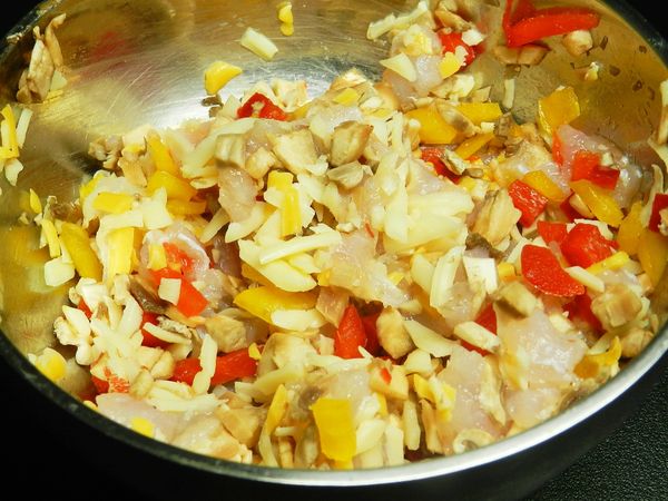 所有內餡材料都切細丁，然後調味