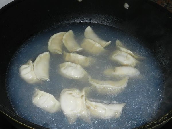 水滾後餃子下水煮，煮開後加半碗水再煮開~