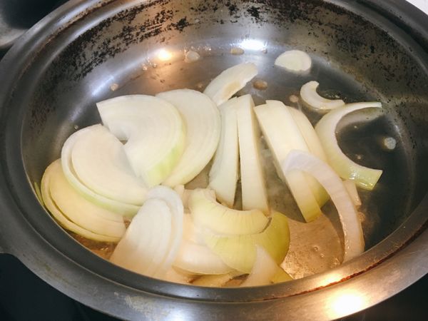 用奶油熱鍋，加入洋蔥炒熟