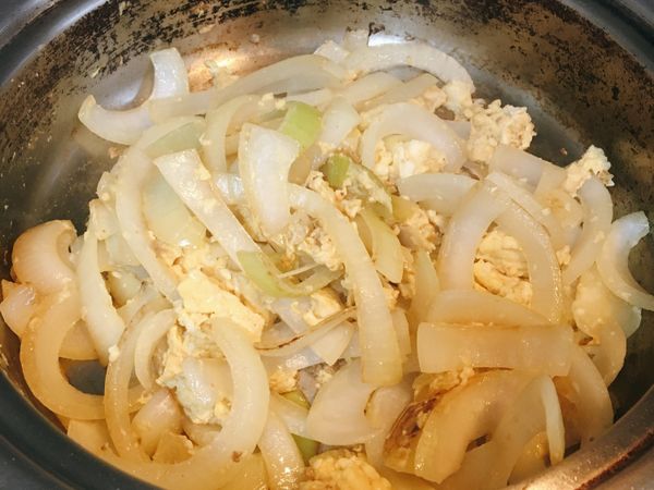 雞蛋拌勻之後，加入鍋內一起拌炒