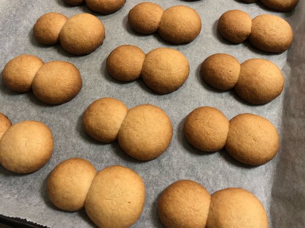 烤箱上下火180度預熱。

取出冷藏麵團，將麵團分割成6公克（頭）及9公克（身體）數個，搓圓，兩兩一組擺放在烤盤上，頭和身體中間不用黏合，留一點點小縫隙，烘烤過程會自動黏合在一起。

雪人之間也要留空隙（1個雪人大小），烘烤過程會澎脹。

放入烤箱中層烘烤20分左右，關火後悶5分鐘再開烤箱。