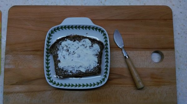 吐司抹上奶油乳酪
（步驟裡的蘋果有蠟所以有削皮，帶皮的會比較漂亮喔，若想快速去蠟可以在溫熱的水裡滾一圈，用紙巾擦拭即可）