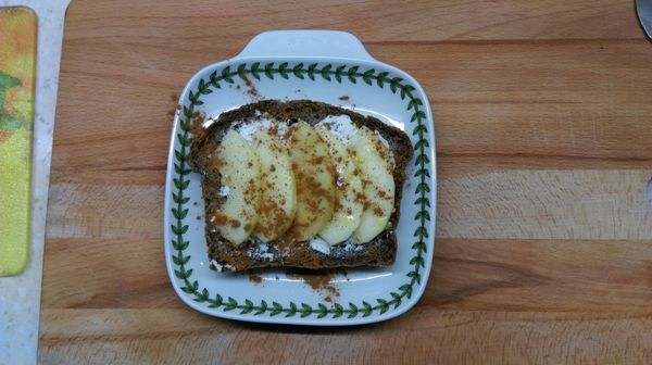 撒上砂糖和肉桂粉，烤箱預熱180度烤個十分鐘或到表面微焦呈現金黃色