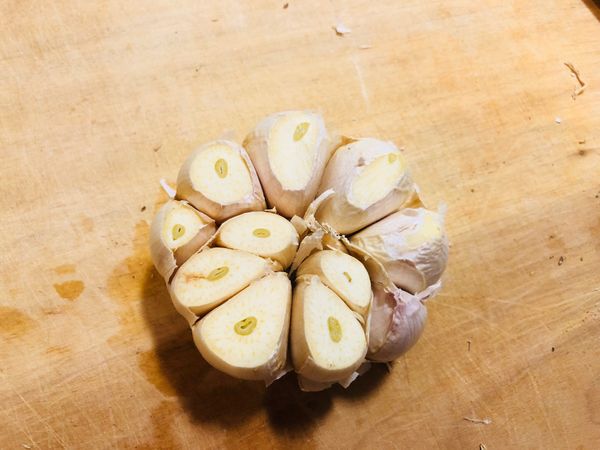 蒜球切開，露出一部分蒜頭