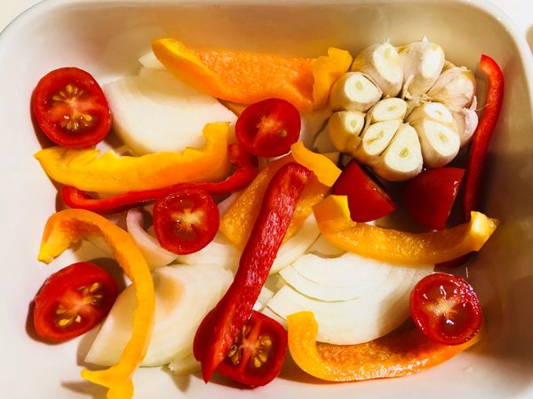 蒜球、洋蔥、甜椒、小蕃茄墊底，蒜球上抹油