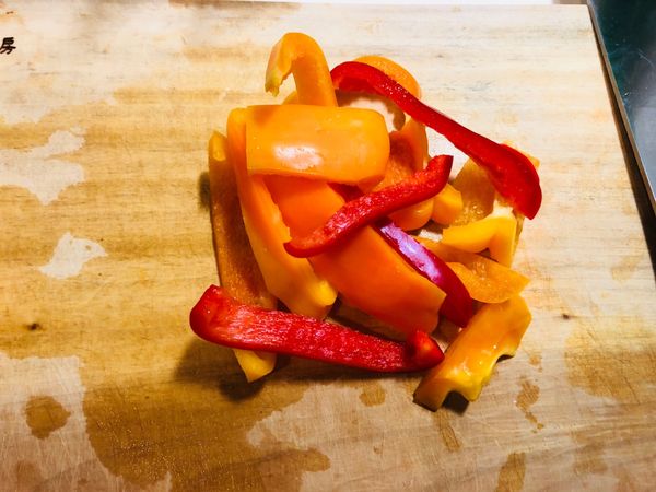 洋蔥切片、甜椒切條或塊、小蕃茄切半