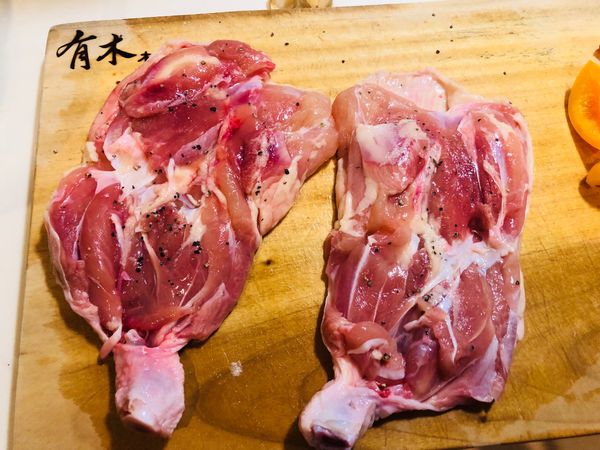 雞腿排洗好擦乾，用鹽和黑胡椒調味