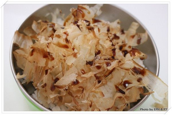 灑上柴魚片，淋上素蠔油。