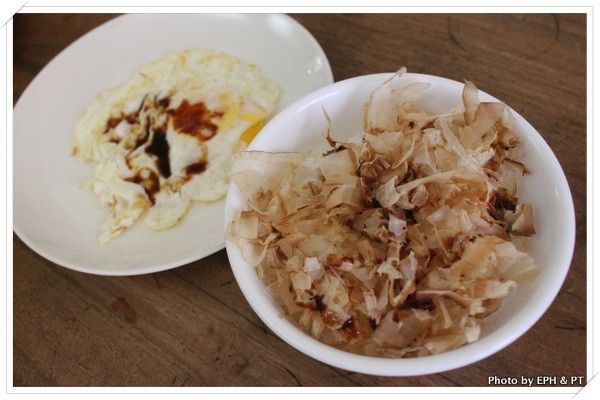 煎一顆蛋，放上貓飯。