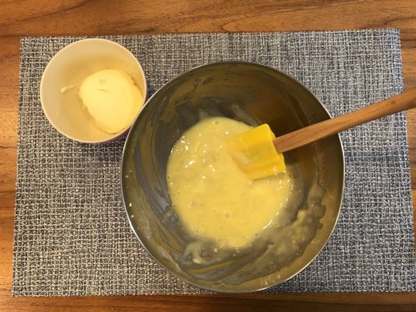 蛋、 二砂、海鹽、牛奶、低筋麵粉及杏仁片混和均勻。
並將融化奶油加入