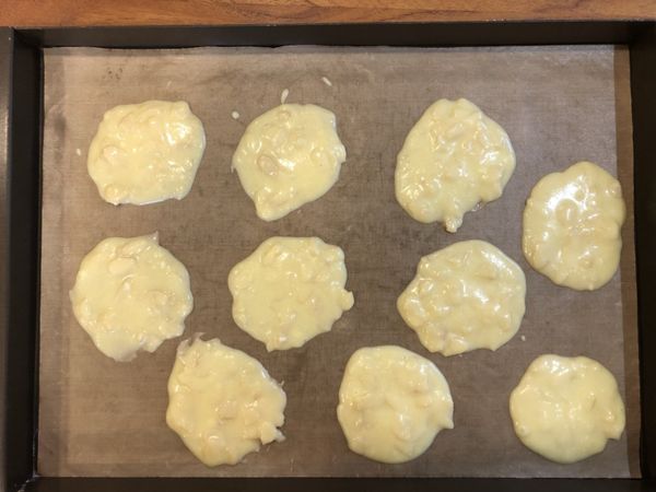 4. 將麵糊放入烤盤中，並將麵糊抹平。