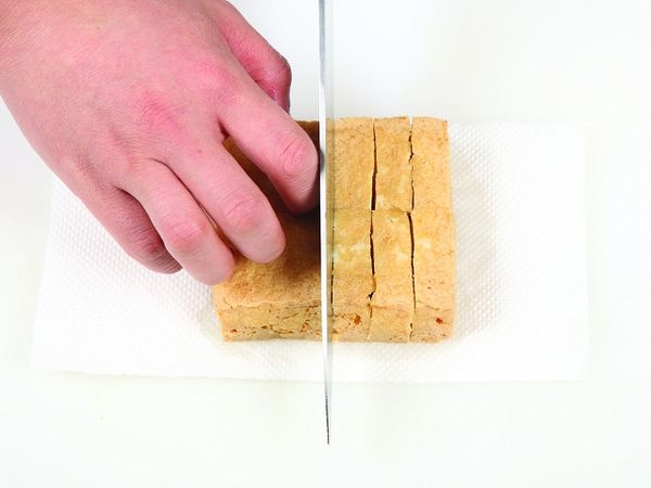 把瀝過油的豆腐切塊，使調味醬更好入味(橫切1刀，直切5刀，切成12等分。)