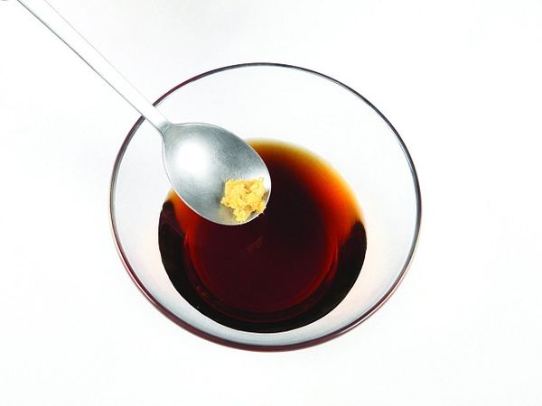 將一般醬油、水、料理酒、黃砂糖、醋、薑末混和成調味醬。