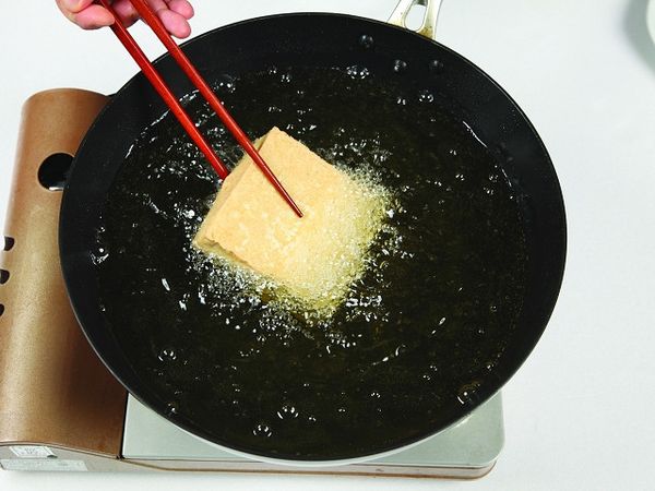 隨時將豆腐翻面，等到豆腐呈現金黃色時，即可取出瀝油。