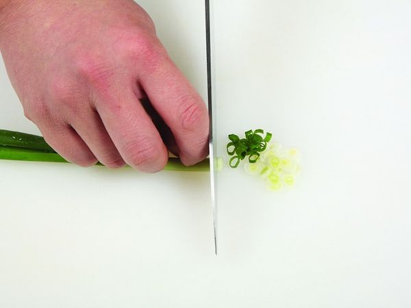 將青蔥切成0.3cm 厚的粗末。