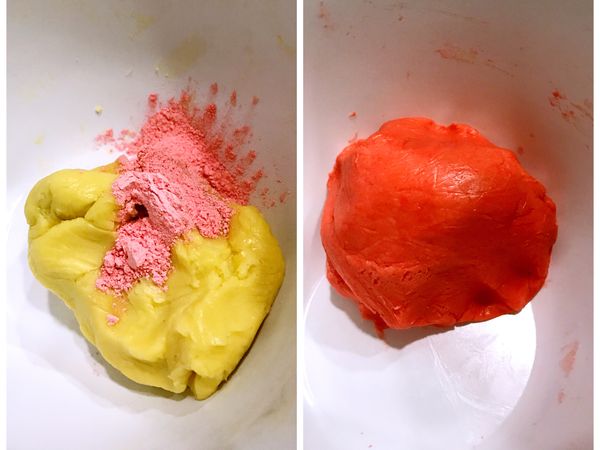 將麵糰平均分二份，其中一份加入草莓粉，輕輕的壓拌均勻。
✔️草莓粉在烘焙材料店買的，或是用紅趜粉、天然色粉或色素都可以。