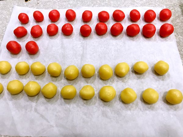 拐杖糖餅乾～這個配方我要用一半的量製作
將原味、草莓麵糰分別再平均分二份，分成5g一顆，搓圓。