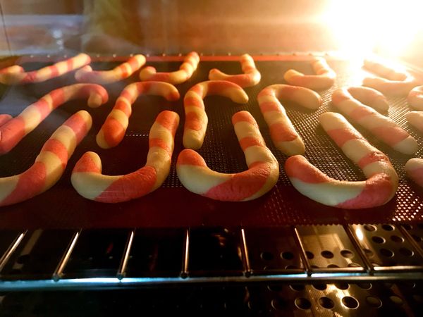 拐杖糖餅乾～
入烤箱、中層、用上下火150度烘烤15分鐘，最後在烤箱中燜5分鐘。

烘烤到8分鐘時，將烤盤取出，調個頭、轉個方向，繼續烘烤可以使餅乾上色均勻。