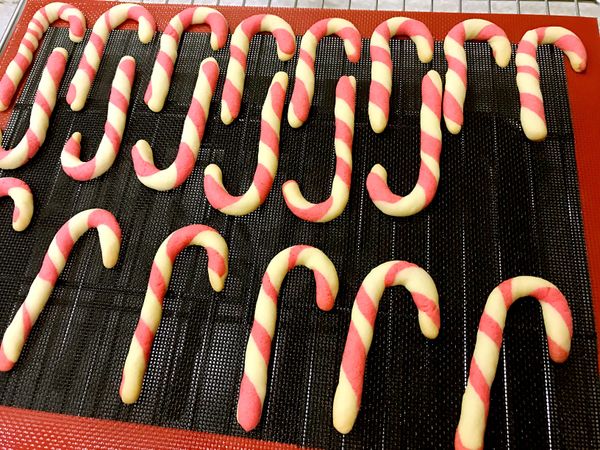 出爐移至烤網放涼。