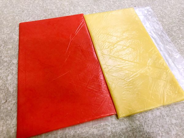 聖誕手套餅乾～
將原味、草莓麵糰裝在塑膠袋中或是放在二張烘焙紙中，桿成厚度約0.3～0.4cm的麵皮，放在冰箱冷藏或冷凍至變硬。