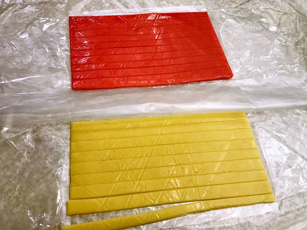 聖誕手套餅乾～裁切出寬度約1.3cm的長條麵皮。
💡如果麵皮太軟，要再冰冷藏或冷凍，變硬才好操作。