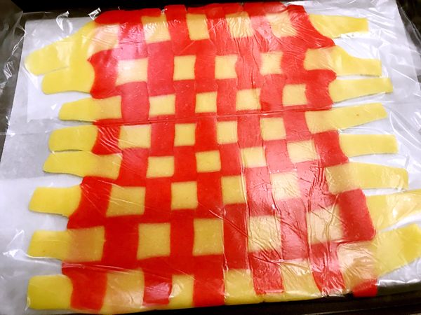 聖誕手套餅乾～再桿平，若麵皮變軟，就要再冰冷藏或冷凍至變硬喔。