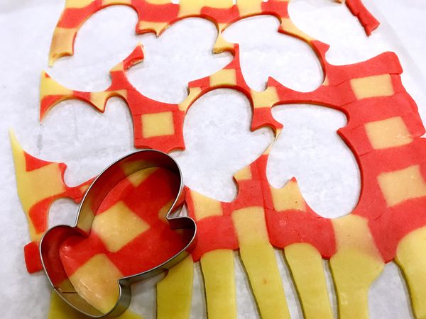 聖誕手套餅乾～用手套造型壓模，壓出形狀。