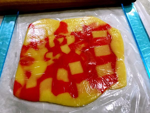 剩下不規則的麵皮，再集中起來，桿平再壓模。