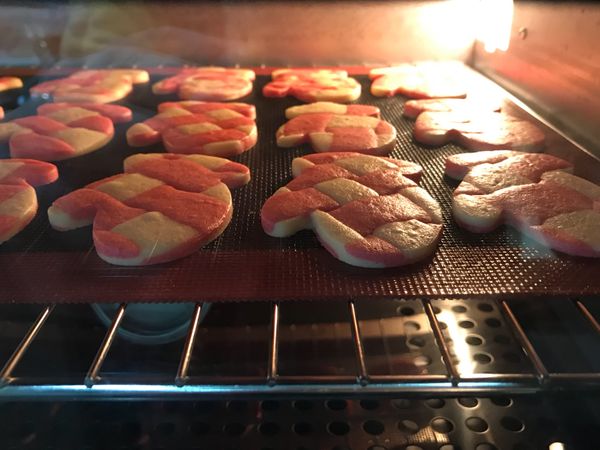 拐杖糖餅乾～
入烤箱、中層、用上下火150度烘烤15分鐘，最後在烤箱中燜5分鐘。
烘烤到8分鐘時，將烤盤取出，調個頭、轉個方向，繼續烘烤可以使餅乾上色均勻。