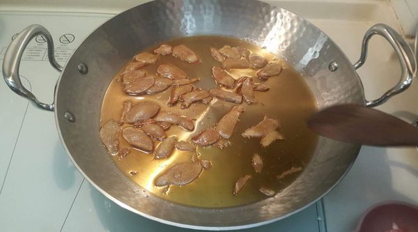 薑切片,起油鍋放麻油煸薑, 雞腿切塊, 香菇對半切, 米洗好備用