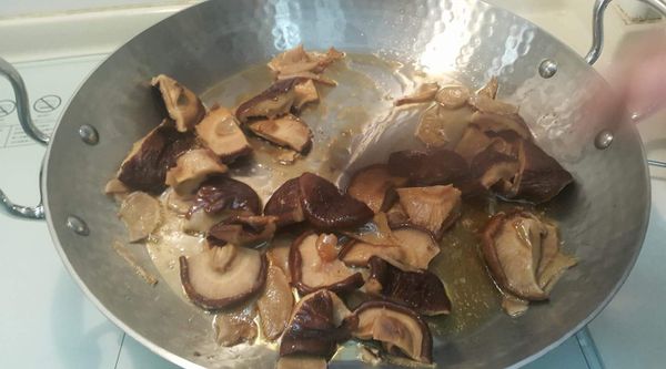 放入香菇爆香