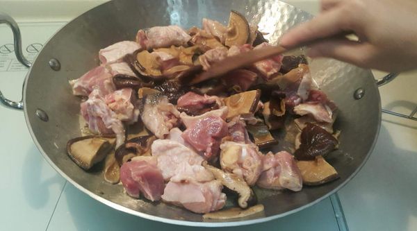 加入雞肉翻炒至表面變白