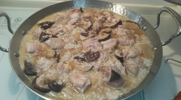 放米拌勻後加入2.5杯水及1杯酒, 水滾後轉小火蓋鍋燜15分鐘