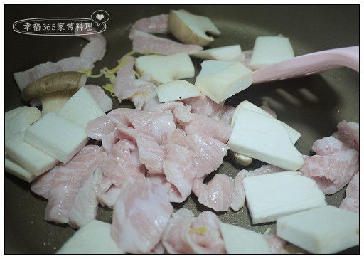 放入豬肉與杏鮑菇拌炒。